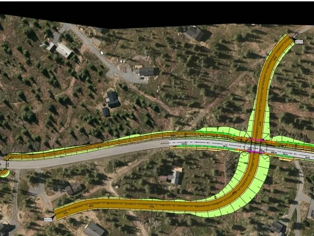 Flyfoto med markert veiplanlegging i skogsområde, inkludert ny avkjøring og kryss.